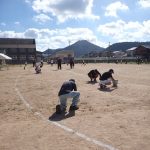 地域の方もお手伝いしてくださった草引き