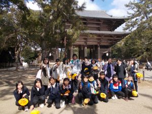 東大寺　南大門をバックに