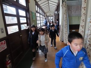 学校かくれんぼで探す児童