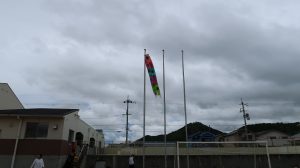 曇り空に泳ぐこいのぼり