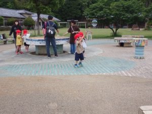 シャボン玉であそぶ親子