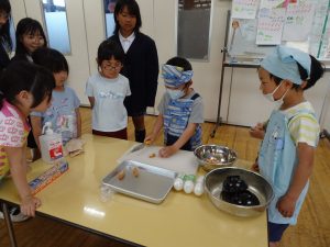 休み時間の５年生も見学とアドバイスに来ました。