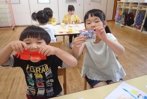 せいさくをみせているところ