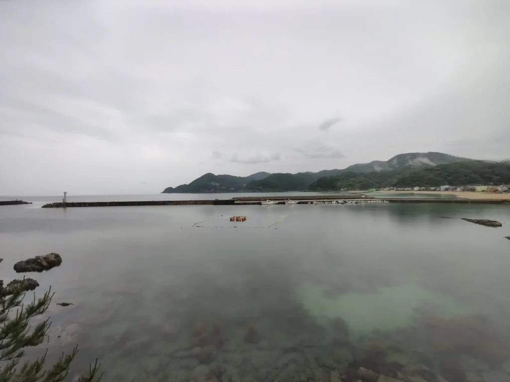 ホテルからの曇り空の海