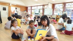 絵本を読む５年生