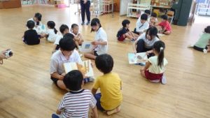 絵本を読む5年生
