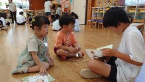 絵本を読む男児