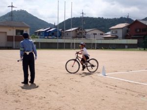自転車に乗る