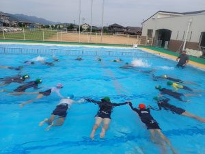 円になって浮かぶ