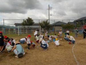 幼稚園も親子で草引き