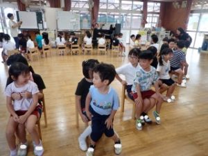 いす取りゲーム　幼稚園の子がおひざに・・・