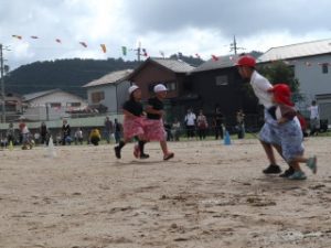 幼稚園も一緒に縦割り班ごとのデカパン競争