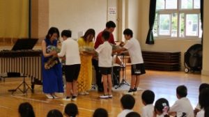 枝豆束の贈呈