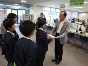 社会福祉協議会の会長さんへ手渡しました。