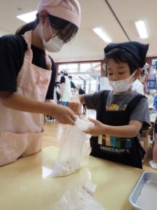 4年生が量を教えながら