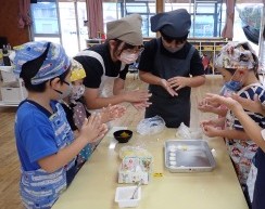 手のひらをうまく使って丁寧に丸めます。