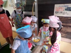 運ぶ時も４年生がエスコート！