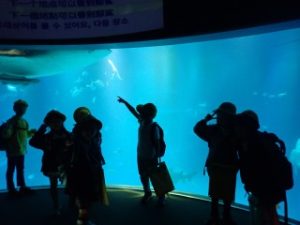 大水槽の前で