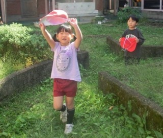 帽子をもっている子