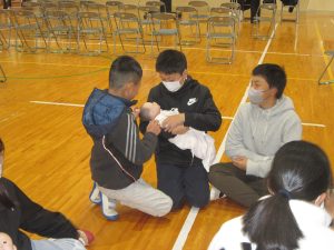 6年生が赤ちゃんを抱っこしている