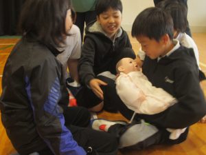 5年生が赤ちゃんを抱っこしている