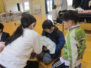 3年生が赤ちゃんを抱っこしている