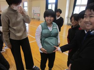 4年生が妊婦体験