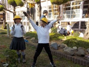 掘った山の芋を持つ