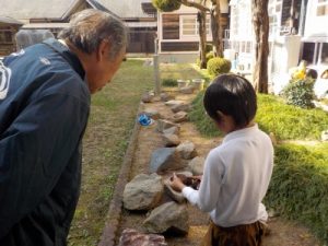 山の芋を黒豆の講師さんに見てもらう