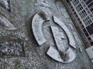 八上の校章をかたどった中庭の花壇に積もった雪