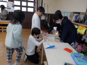 おもちゃで遊ぶ１年生