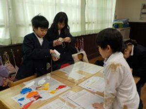 おもちゃで遊ぶ１年生