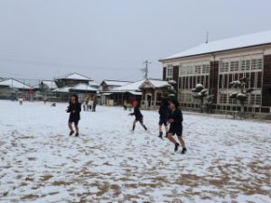 駆け回る５年生と幼稚園児