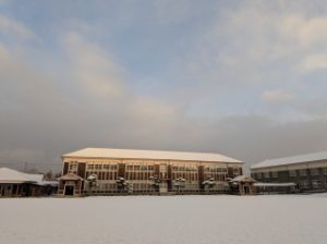 登校前、静かに雪をまとう校舎