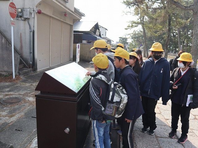 法隆寺参道の名盤を見る