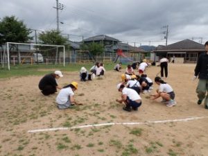 保護者や地域の方と児童