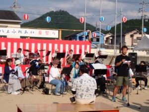 PTA会長のごあいさつとスタンバイ中の篠山吹奏楽団