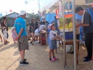 綿菓子を興味津々で見つめる園児