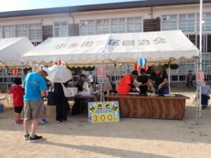 暑いなか焼きそばをやくJAさん