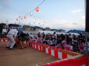 自治会長会のお菓子まき